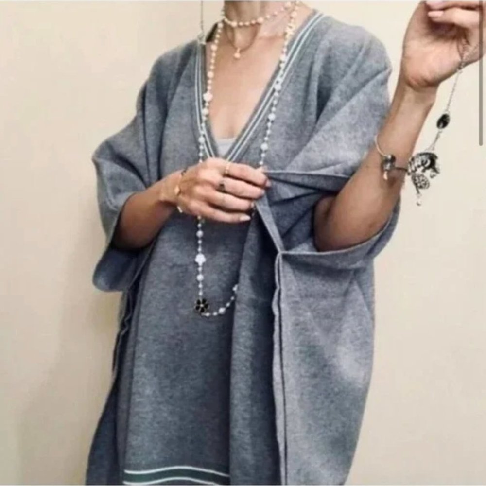 House of Harlow 1960 V-Neck Heather Gray Poncho Shrug Sweater, OSFA. Like New - Picture 4 of 9